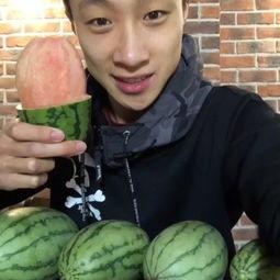 吃瓜中间的视频,视频中的趣味瞬间